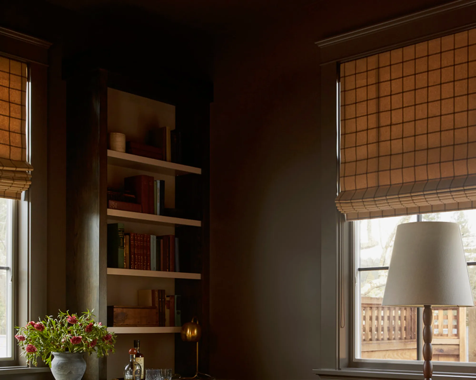 茶色の天井と茶色のリビング ルーム' loading='lazy' title=