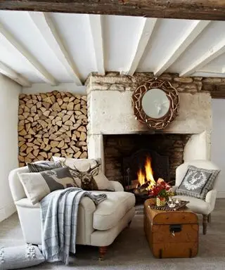 salon rustique moderne avec cheminée et canapé neutre avec coussins