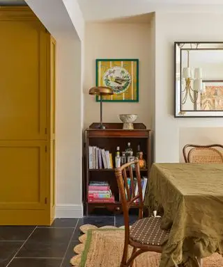 Salle à manger rustique moderne avec armoires jaunes