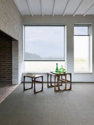 Salon moderne neutre avec store enrouleur