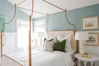 Stores de fenêtre de lit à baldaquin de chambre bleue