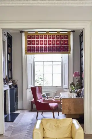 Stores en Ozone en Ruby bordés d'Alto en Lemon, tous deux en tissu Christopher Farr