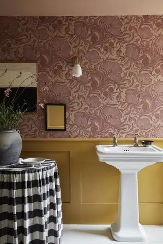 Hyttebad med gult panel og rosa blomstertapet Masquerade fra Little Greene