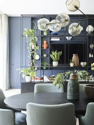 Hyller dekorert med planter