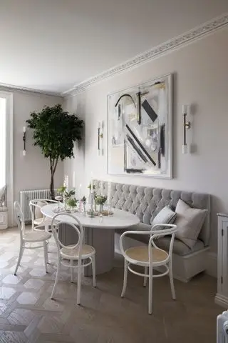 Innendørs tre i en spisestue