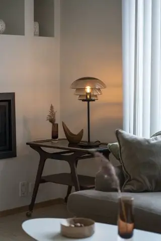 Wohnzimmer mit Retro-Beistelltisch mit Retro-Glaslampe, Samtcouch, ovalem Beistelltisch, Nischen