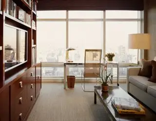 Home-Office-/Medienraum-Apartment mit Regalen, Schreibtisch und Couch