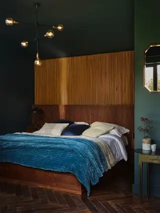 Chambre contemporaine avec grande tête de lit en bois