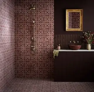 Salle de bain marron avec carrelage mural à motifs de Bert & May