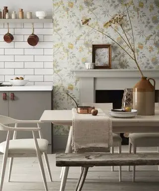 Høstmantelideer med hvitt og gult blomstertapet, hvit peishylle og enkel hvit keramisk ornament med åpen rammedekor