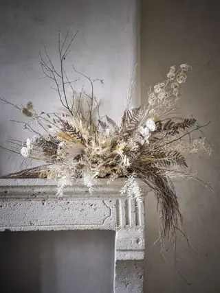 Tørkede blomster på en mantel
