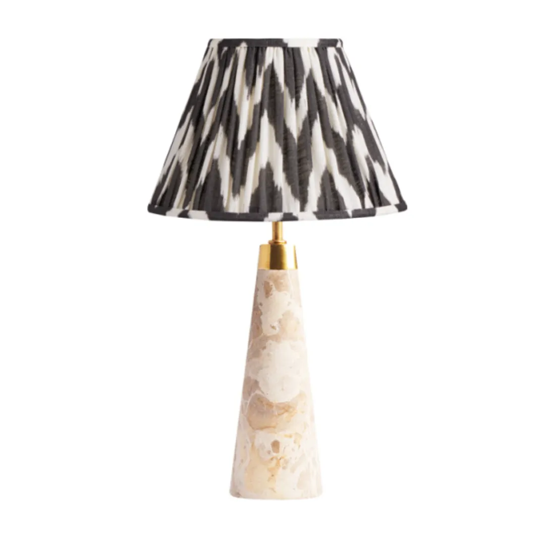 Pooky belysning mindre marmaron trådløs bordlampe m/ 8 imperium skygge i ikat trykt zig-zag sort linned' loading='lazy' title=