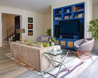 Sala de estar con mueble para TV y espacio de almacenaje pintados de azul