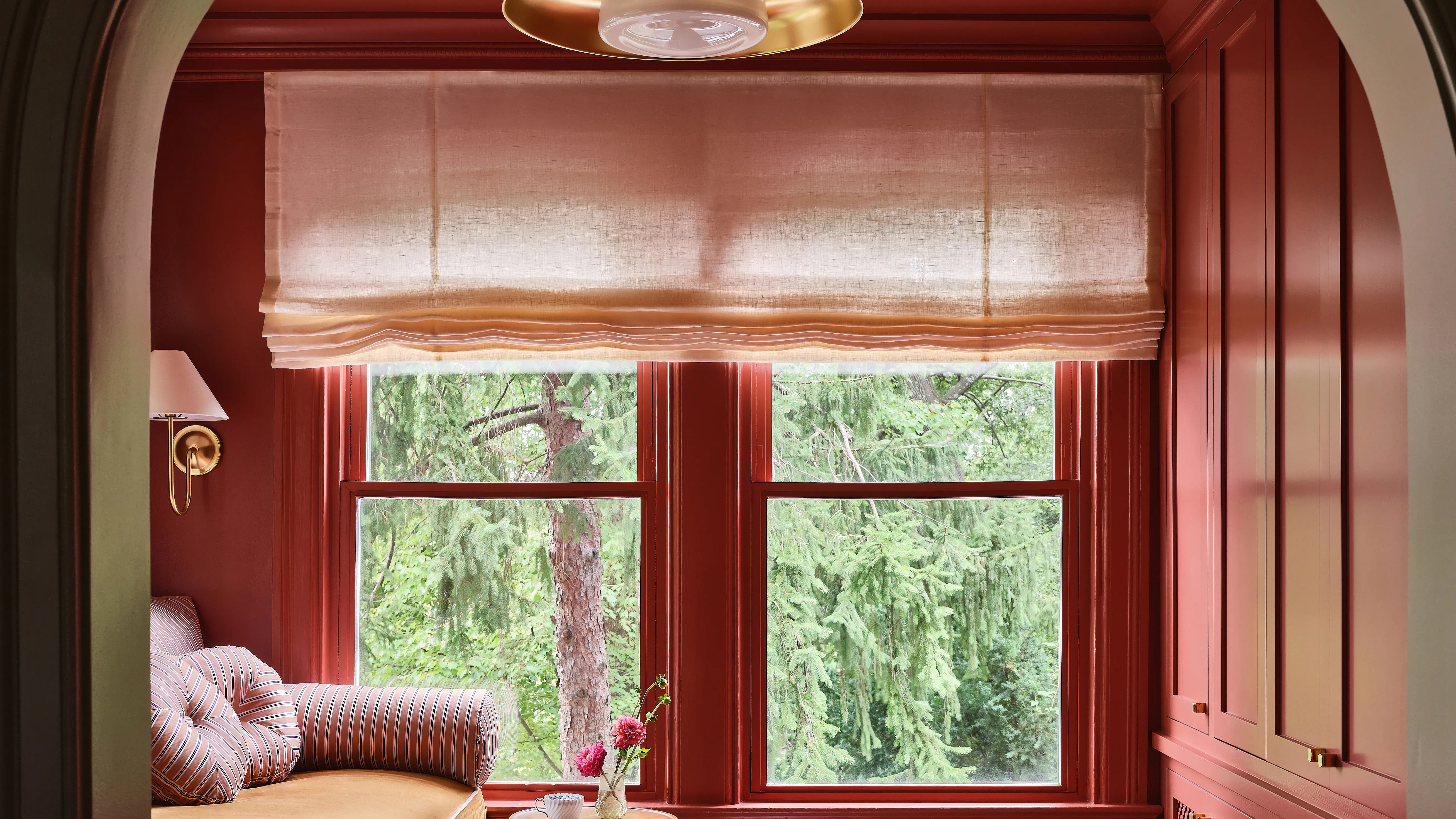 růžová šatna s velkou římskou roletou u okna' loading='lazy' title=