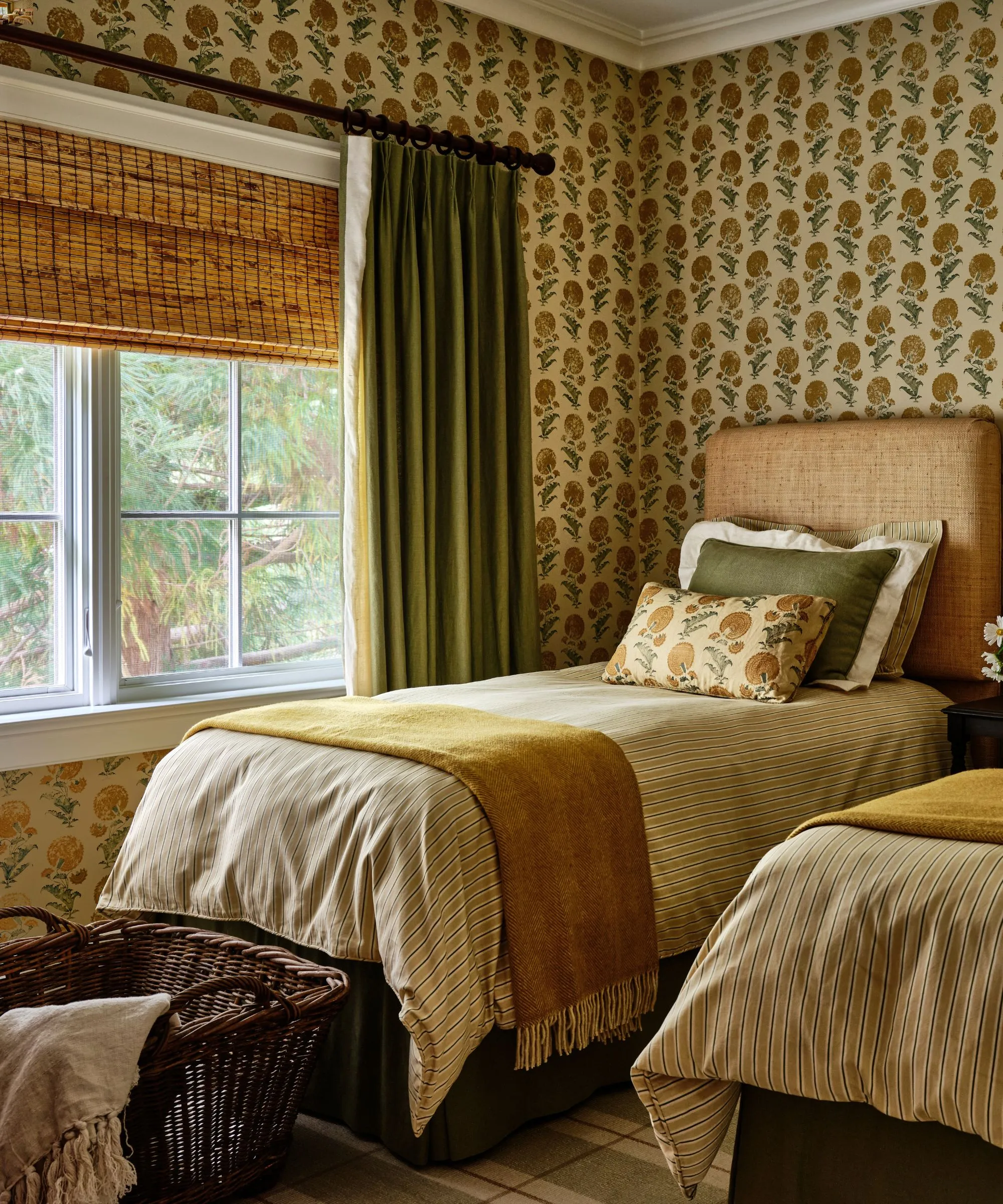 žlutá květinová dvoulůžkový pokoj s ratanovými doplňky' loading='lazy' title=