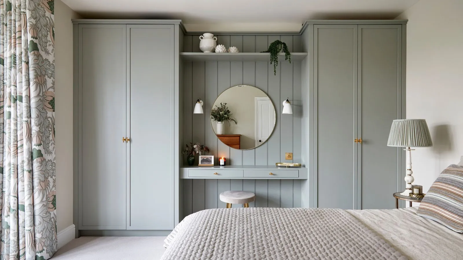 Jednobarevní designéři se vždy vyhýbají v ložnicích pro hosty (a co místo toho použít)