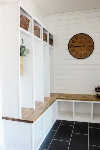 白の造り付けマッドルーム棚