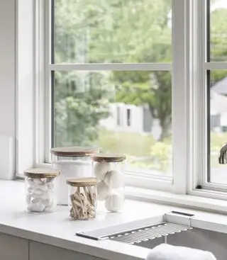 ユーティリティルームの保管用のガラス瓶