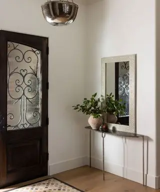 détail en fer forgé dans l'entrée de la porte d'entrée