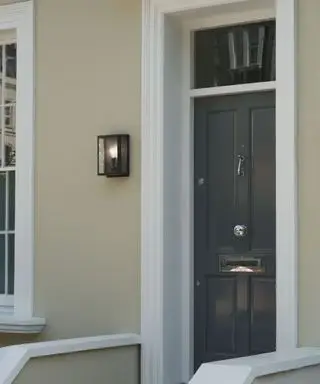 porte d'entrée moderne grise avec applique murale contemporaine