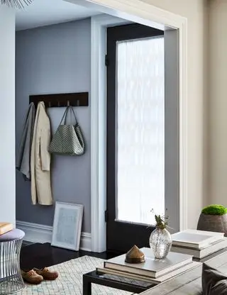 Malý vchod natřený modrou barvou