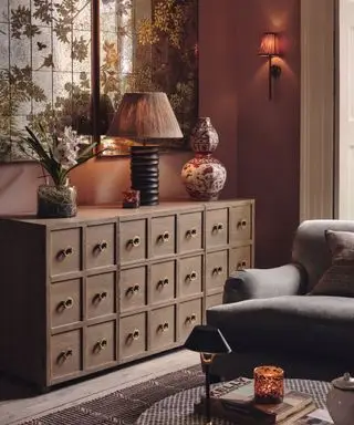 Koselig stue i brun og dyp lilla fargepalett