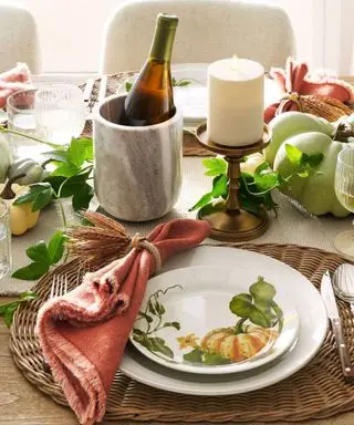 Pottery Barn Thanksgiving dekor ideer, dekorert bord