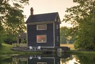 cottage rivestito di nero con finiture bianche