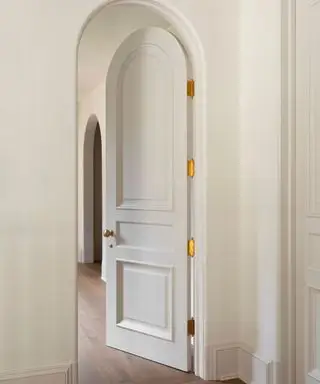 Beige entré malet i Drift of Mist af Sherwin-Williams