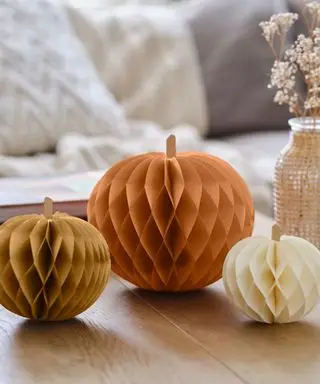 dekorere med græskar ideer, papir græskar på sofabord, sofa i baggrunden