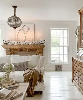 Hvid stue med græskar på kamin