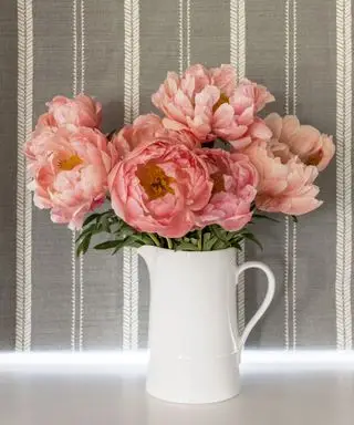 Coral Charm Peonies, peon styling tips