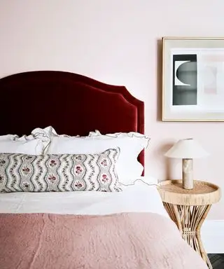 Chambre rose avec mur rose pâle et tête de lit en velours rouge