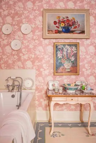 Salle de bains avec papier peint à fleurs roses par Penny Morrison