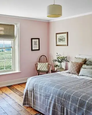 Chambre rose avec vue sur la campagne