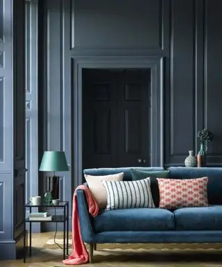 salon bleu avec des couleurs trempées par Sofa.com