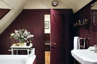 petite salle de bain peinte en violet foncé