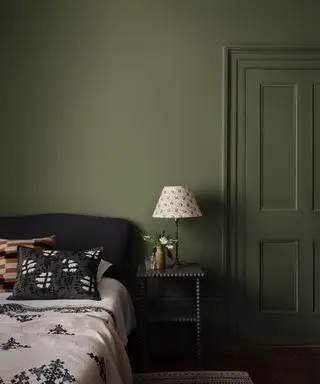 chambre verte avec des portes peintes de la même manière que les murs par Paint & Paper Library
