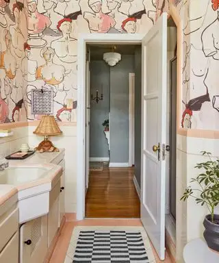 Baño retro con papel pintado atrevido