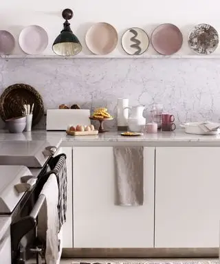 黒い壁のダウンライトを使ったキッチンの壁照明のアイデア