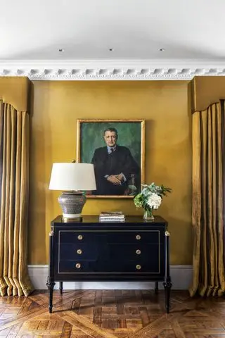 Gardiner i gult rom med skjenk