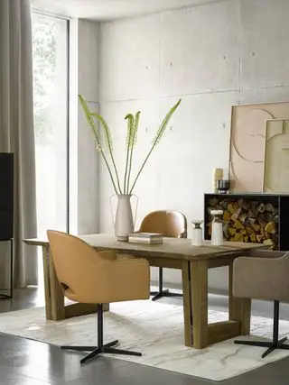 oficina en casa con escritorio de madera, cuero