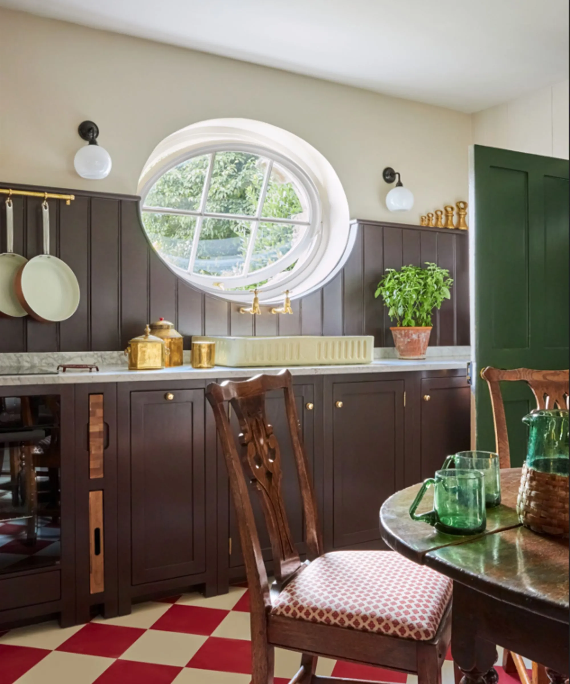 茶色のキャビネットとチェックの床のあるキッチン' loading='lazy' title=