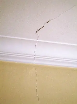 crepe nei muri di una casa