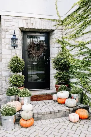 decoración de halloween al aire libre en un porche