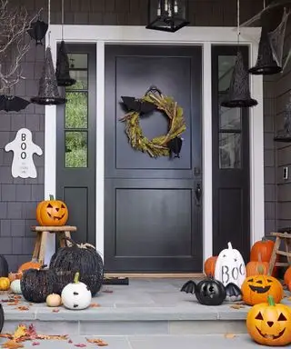 Decoración del porche delantero de Halloween