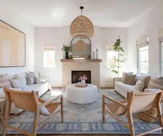 Sala de estar creme com decoração de parede interessante