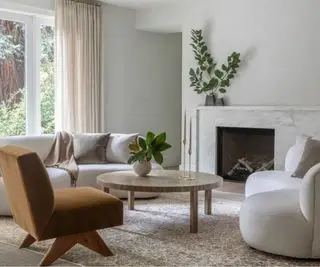 Sala neutra com lareira em mármore