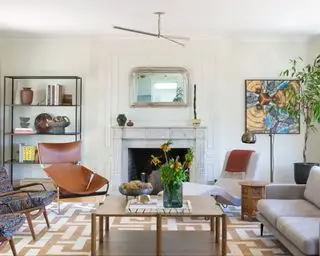 Moderne stue med opholdsområde arrangeret omkring pejs