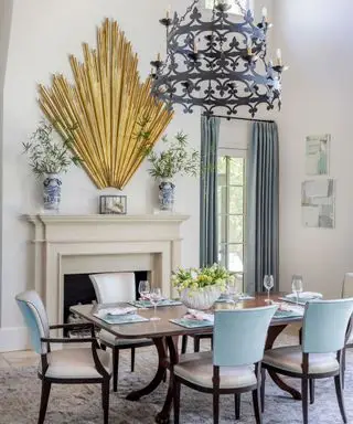 Formel spiseplads med træ spisebord, stor sten pejs